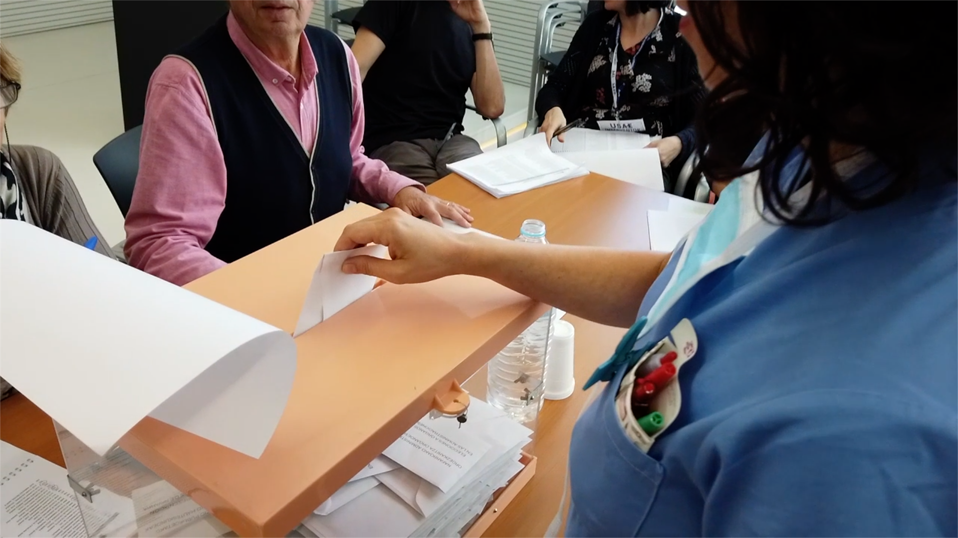 Enfermera ejerce su derecho al voto en unas recientes elecciones sindicales en Baleares