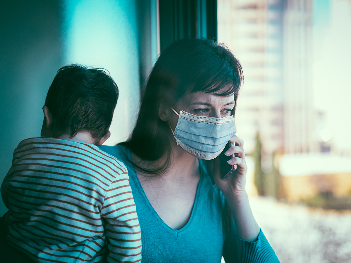 Mujer con hijo con síntomas de COVID 19 llama al centro de salud 
