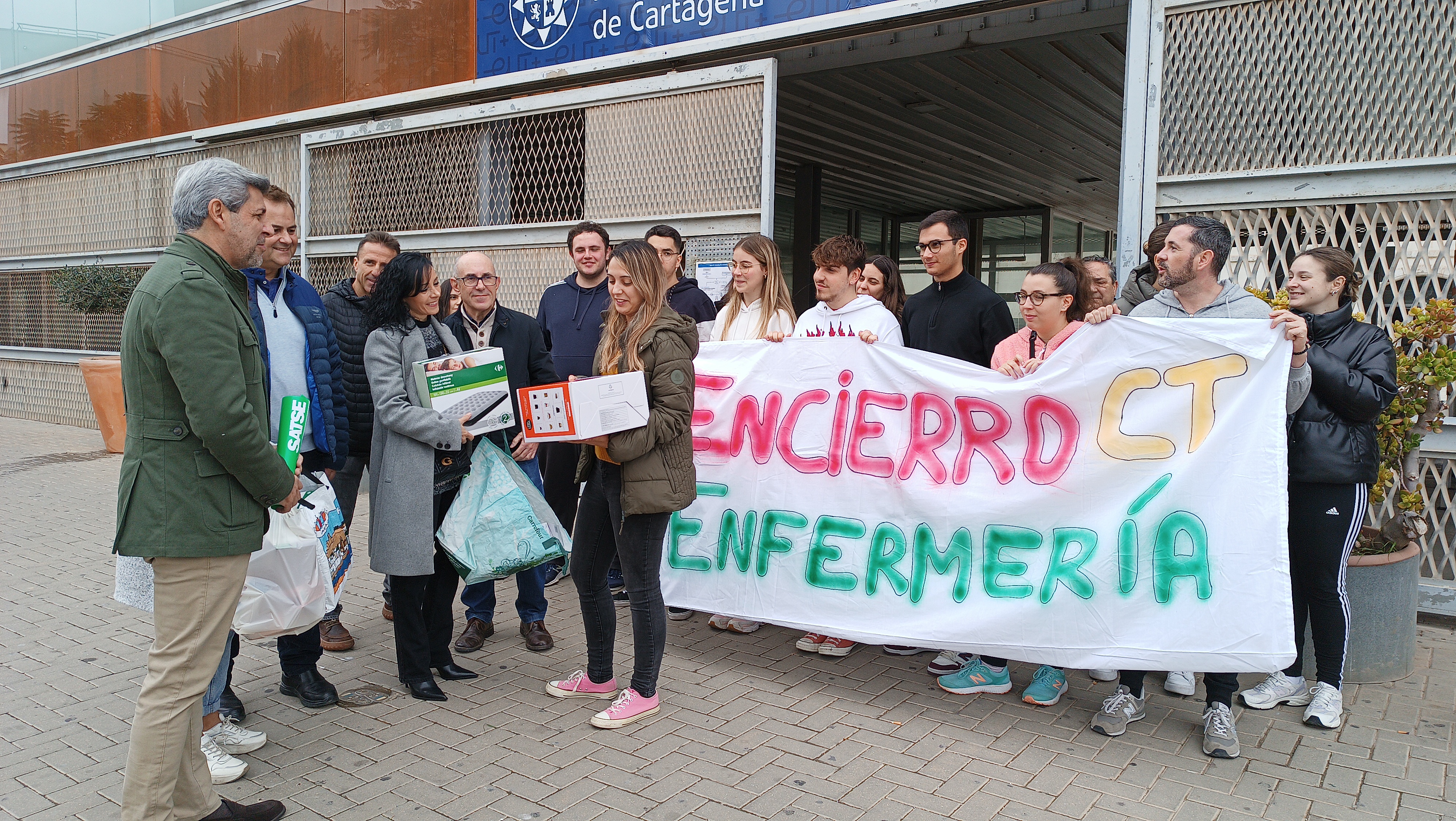 El vicesecretario de SATSE Murcia, José Miguel Saorín, con los delegados de Cartagena, hace entrega de material a los alumnos de Enfermería encerrados en la UPCT.