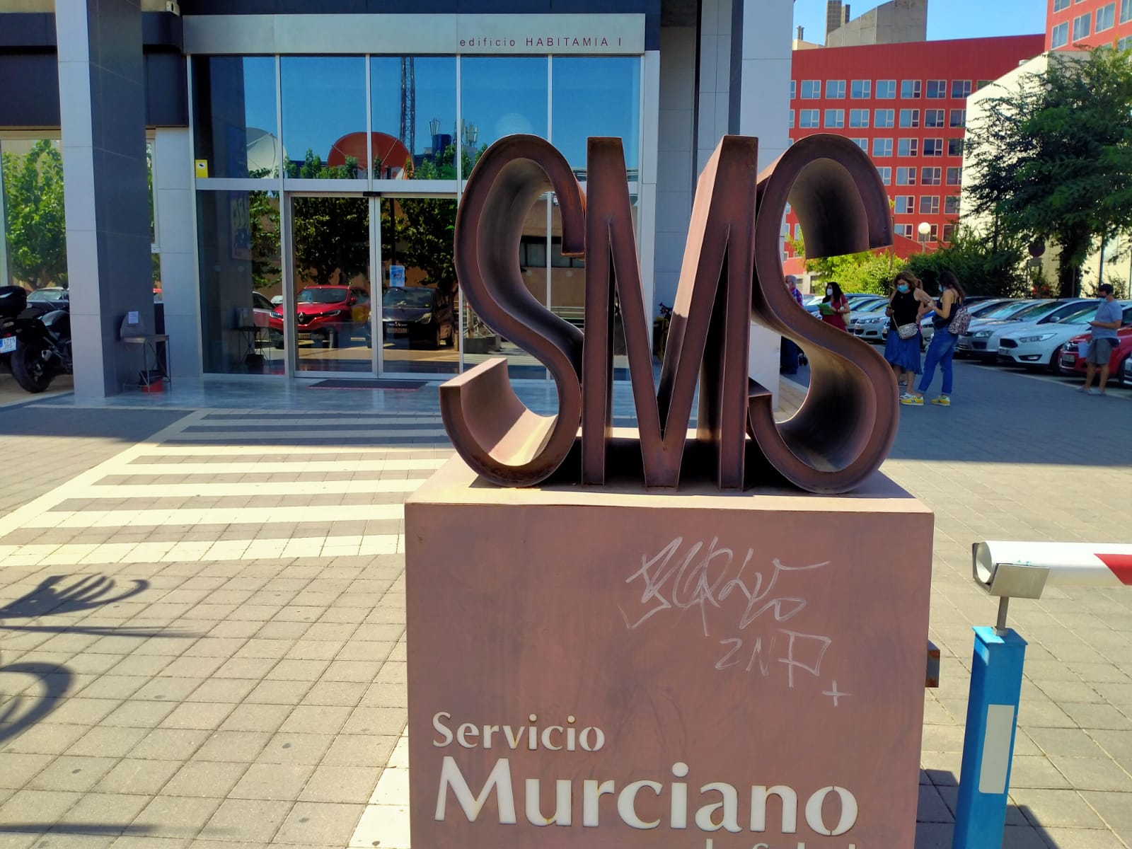 Entrada edificio administrativo de Salud