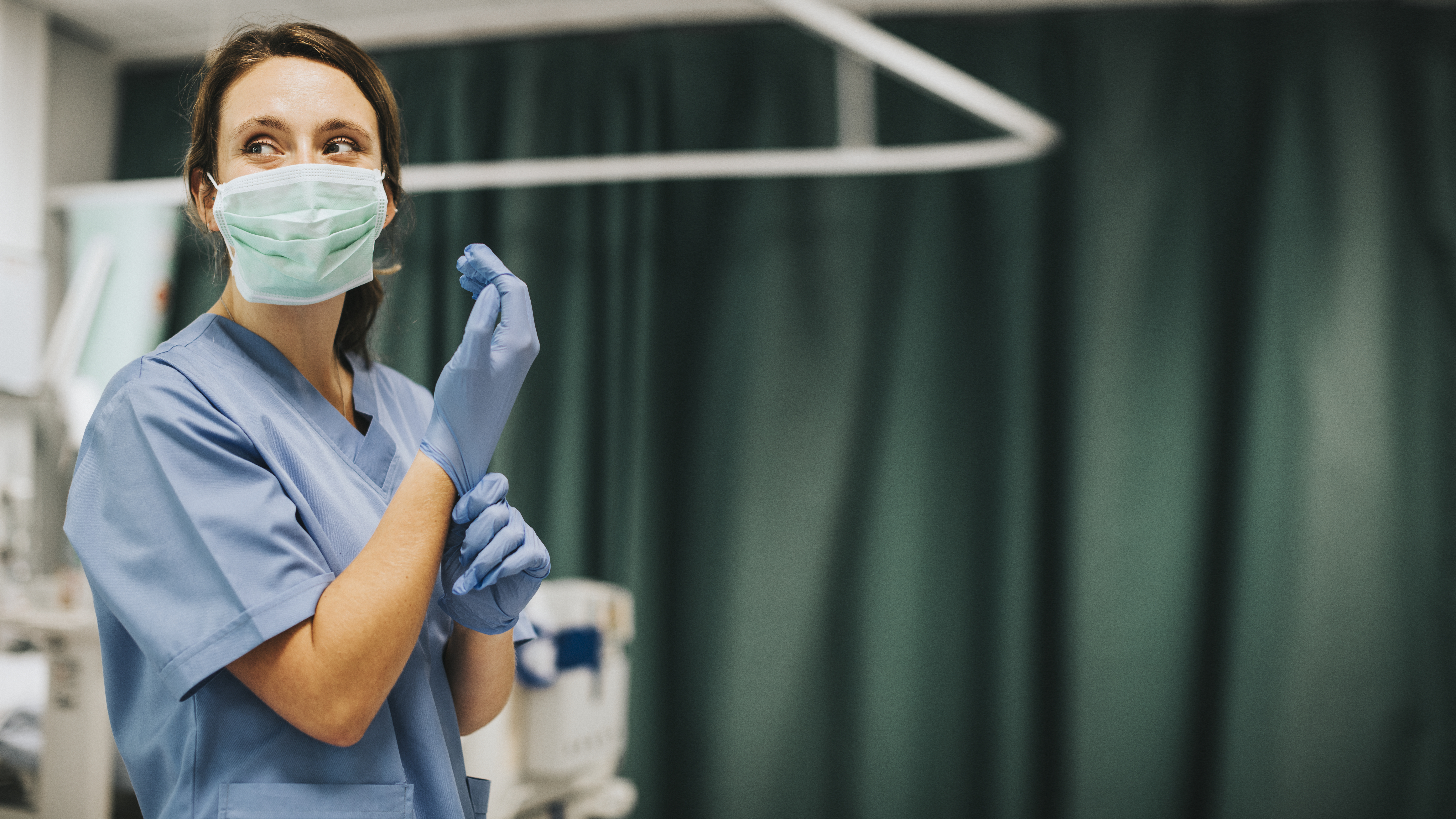 Enfermera, ya con mascarilla, en un centro hospitalario.