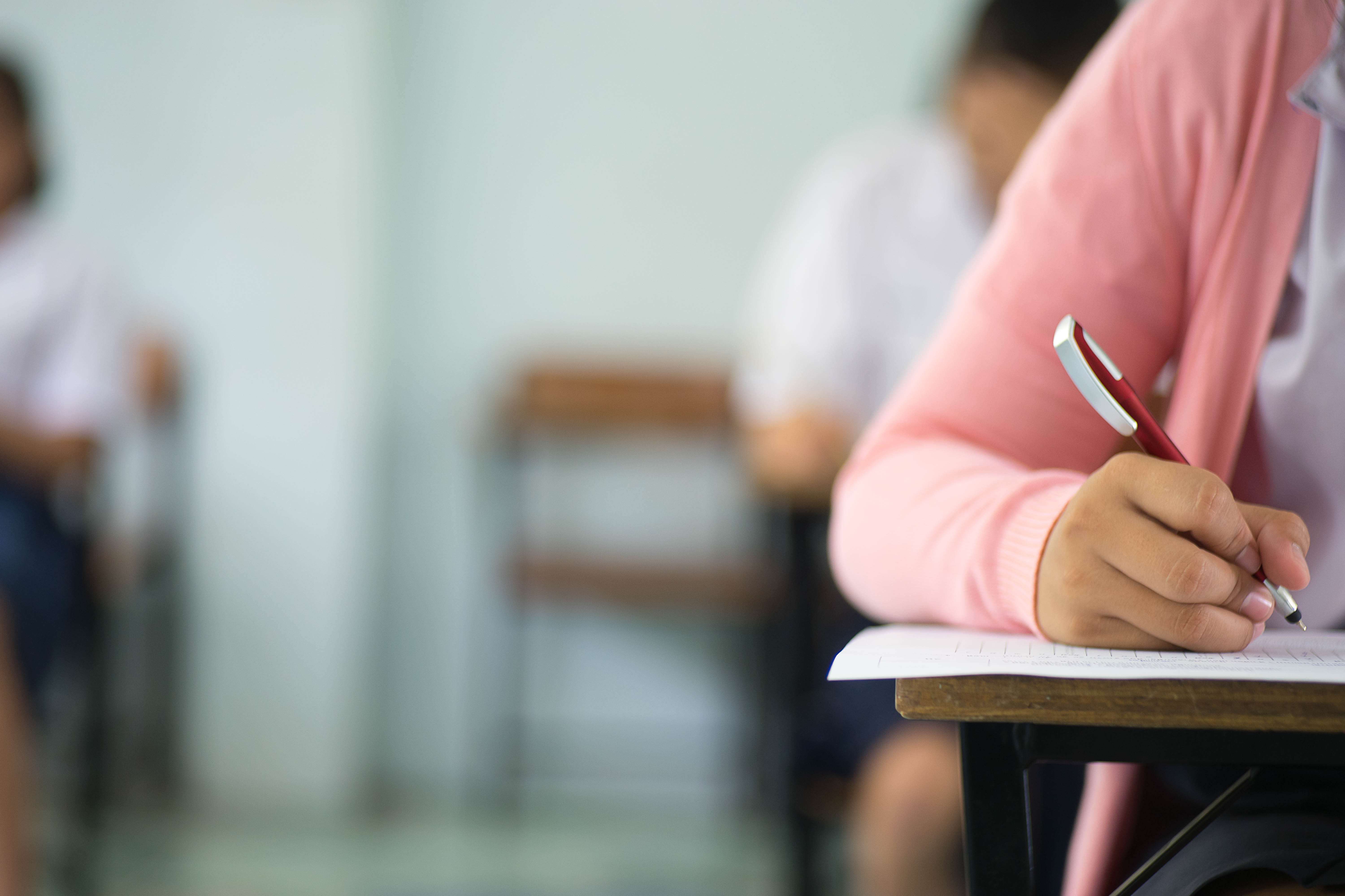 Estudiante con su hoja de examen