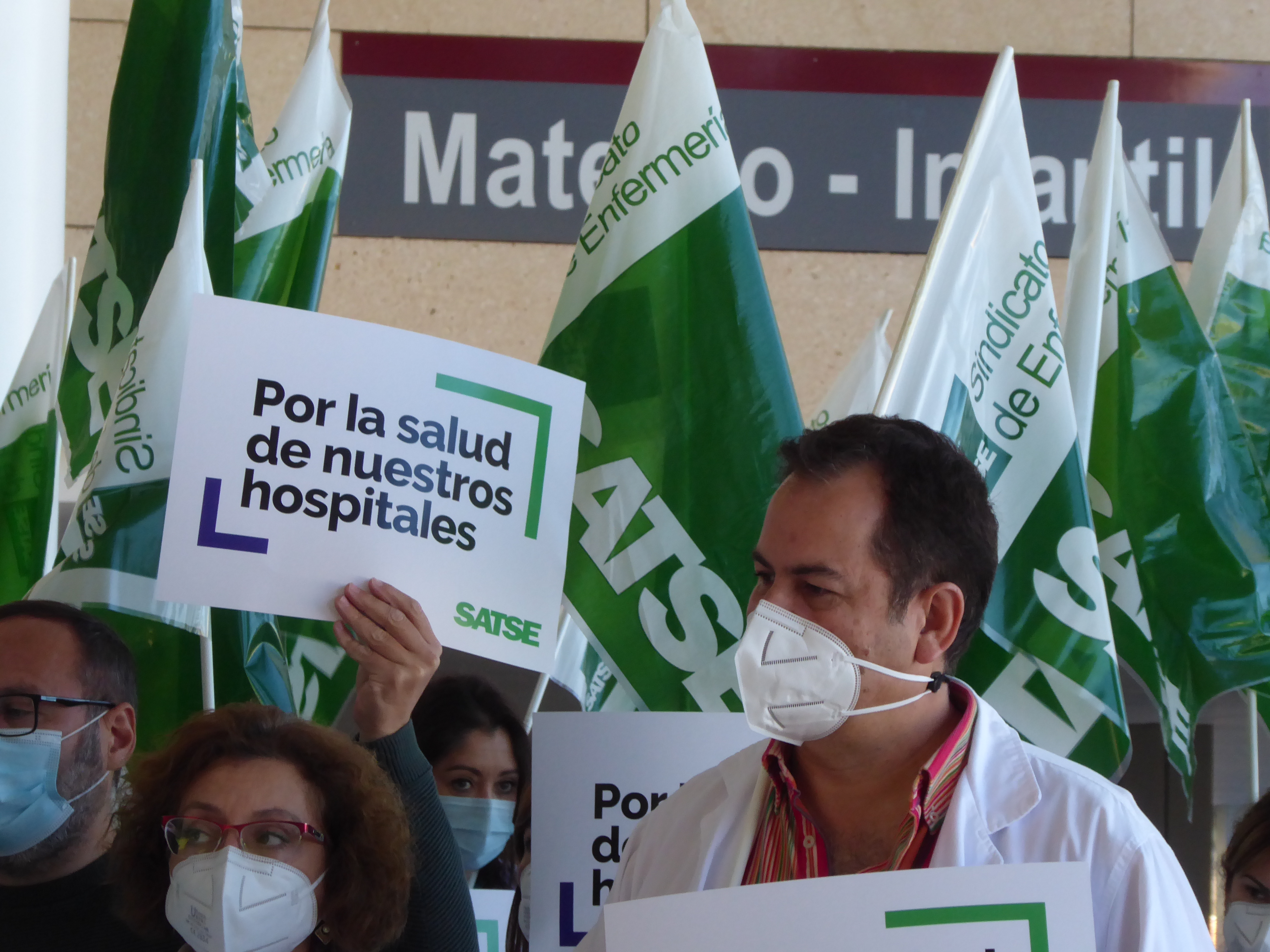 Banderas y enfermeros en la concentración.