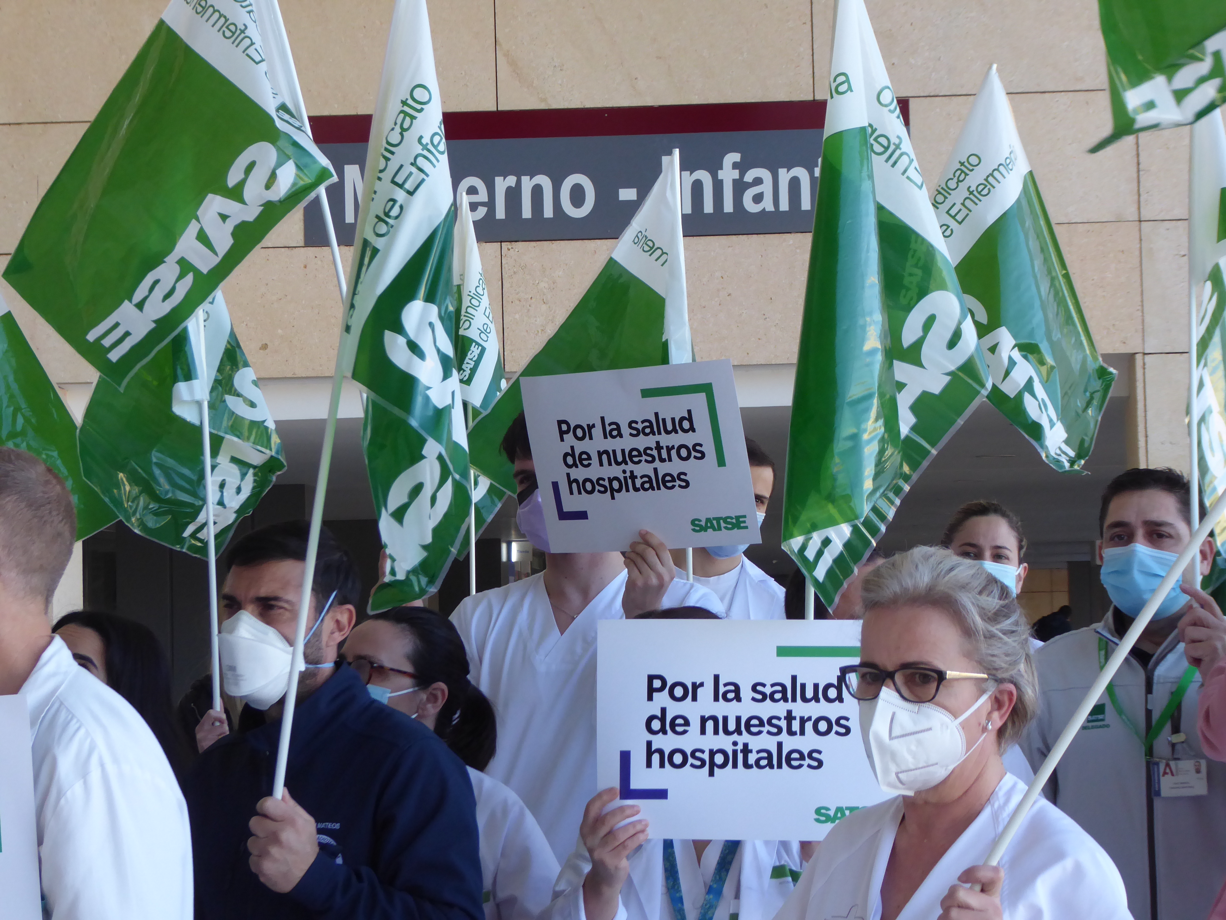 Enfermeros del hospital en la manifestación.